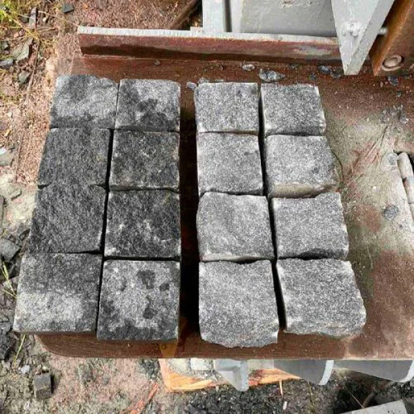 Тротуарна плитка з Богуславського граніту 100x100x30 термооброблена