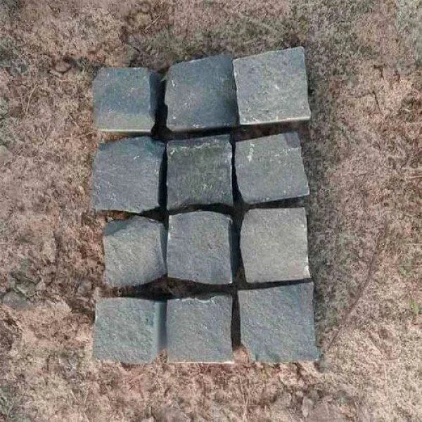 Бруківка пиляна термооброблена з Берестовецького базальту 200x100x30