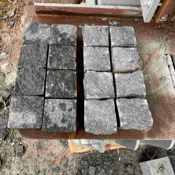 Тротуарна плитка гранітна 100x100x50 колота